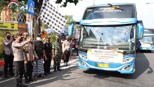 Polresta Denpasar Kamis Pagi (28/4/2022), melepas peserta Mudik Gratis di Pos Pelayanan terpadu Uma anyar Ubung Kaja, Denpasar Utara.