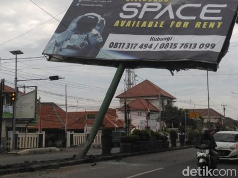 Papan reklame miring di Jalur Pantura, Jalan Jenderal Sudirman, Batang, Kamis (28/4/2022).