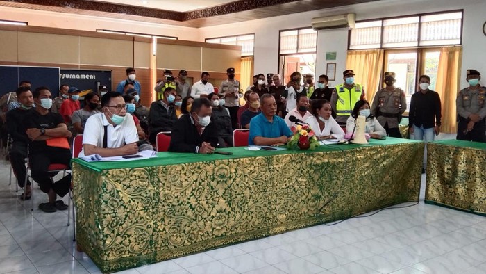 Para perwakilan dari paguyuban deposan LPD Anturan saat mendatangi kantor Kejari Buleleng