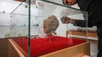 Staf kementrian pariwisata Gaza menyimpulkan jika patung ini adalah kepala Anad, Dewi cinta, kecantikan, dan perang dalam mitologi Kanaan. Nama lain dari dewi ini adalah Anat, Anatu, Antit dan Anath. Dia adalah dewi Semit yang disembah dalam berbagai inkarnasi.(dok AP)
