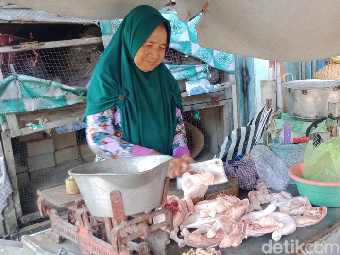Pedagang daging ayam di Klaten di tengah kenaikan harga, Kamis (28/4/2022).
