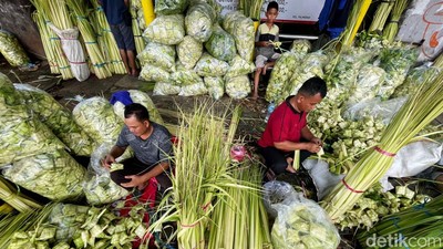 H-4 Lebaran, Pedagang Kulit Ketupat di Palmerah Mulai Memanen Cuan