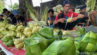 Kulit ketupat tersebut dijual dengan harga yang bervariasi, mulai dari Rp 10.000 hingga Rp 15.000 per ikat.