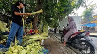 Beberapa hari menjelang lebaran, Jalan Palmerah Barat, Slipi, Jakarta, mulai ramai oleh para pedagang yang menjajakan kulit ketupat.