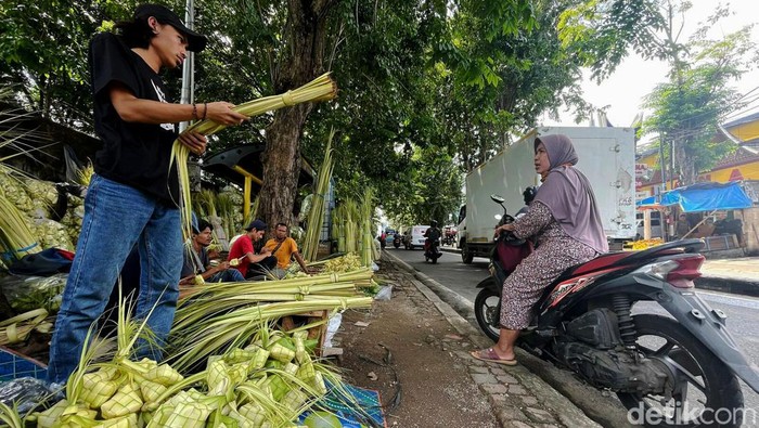 Pedagang kulit ketupat mulai menjamur di kawasan Palmerah, Jakarta. Diketahui, ketupat jadi salah satu santapan yang kerap hadir di momen lebaran.
