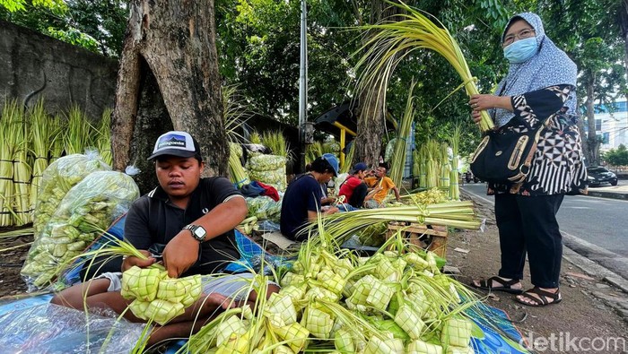 Pedagang kulit ketupat mulai menjamur di kawasan Palmerah, Jakarta. Diketahui, ketupat jadi salah satu santapan yang kerap hadir di momen lebaran.