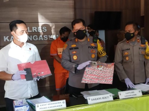 Kapolres Karangasem AKBP Ricko A.A Taruna saat menunjukkan tersanga dan barang bukti narkoba