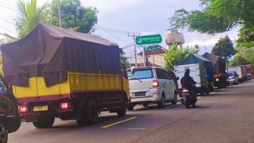 Sejumlah truk dan angkutan barang terjebak antrean di kawasan Gilimanuk, Jembrana, Bali
