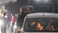 Ada yang keluar mobil atau makan di dalam mobil.