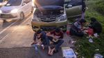 Momen Pemudik Berbuka Puasa di Pinggir Tol
