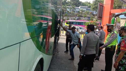 Pemudik mulai berdatangan ke Pulau Lombok melalui pelabuhan Lembar Lombok Barat, Kamis (28/4/2022).