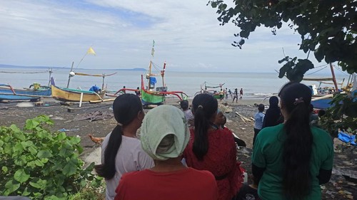 Keluarga korban pemudik yang hilang menunggu kabar di tepi pantai.