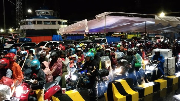 Pemudik Motor di Pelabuhan Merak