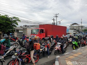 Pemudik Motor Mulai Bergerak, Padati Jalanan di Tambun Bekasi