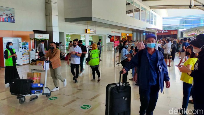 Pemudik mulai memadati Bandara Sultan Hasanuddin Makassar