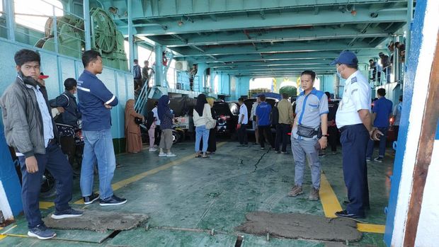 Pemudik mulai memadati Pelabuhan Bangsalae Siwa dengan jumlah 500 orang setiap hari (DOk. Istimewa)