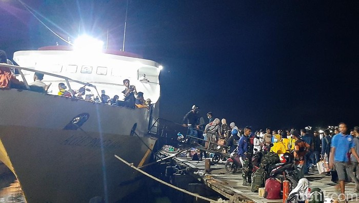 Pemudik padati pelabuhan penyeberangan Kendari-Raha
