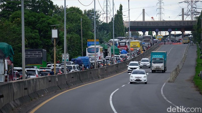 Penampakan Kemacetan Jelang GT Merak Kemacetan saat puncak arus mudik Lebaran terpantau di Tol Merak, Banten. Lalin tersendat menjelang gerbang tol.