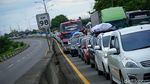 Penampakan Macet Mobil Pemudik di Gerbang Tol Merak