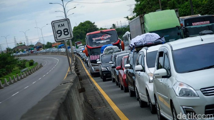 Kemacetan saat puncak arus mudik Lebaran terpantau di Tol Merak, Banten. Lalin tersendat menjelang gerbang tol.