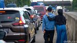 Penampakan Macet Mobil Pemudik di Gerbang Tol Merak