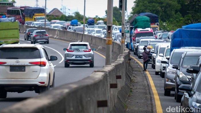 Kemacetan saat puncak arus mudik Lebaran terpantau di Tol Merak, Banten. Lalin tersendat menjelang gerbang tol.