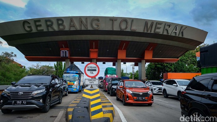 Kemacetan saat puncak arus mudik Lebaran terpantau di Tol Merak, Banten. Lalin tersendat menjelang gerbang tol.