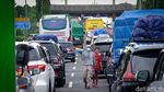 Penampakan Macet Mobil Pemudik di Gerbang Tol Merak