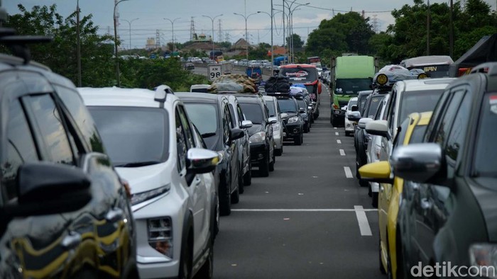Penampakan Kemacetan Jelang GT Merak Kemacetan saat puncak arus mudik Lebaran terpantau di Tol Merak, Banten. Lalin tersendat menjelang gerbang tol.