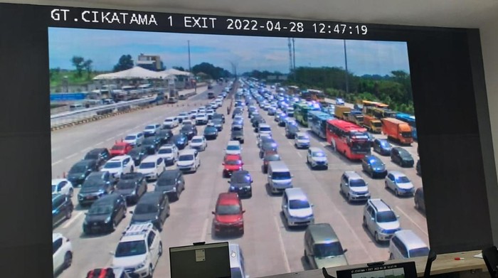 Penampakan kemacetan menuju GT Cikatama 1 dari command center PJR Korlantas Polri