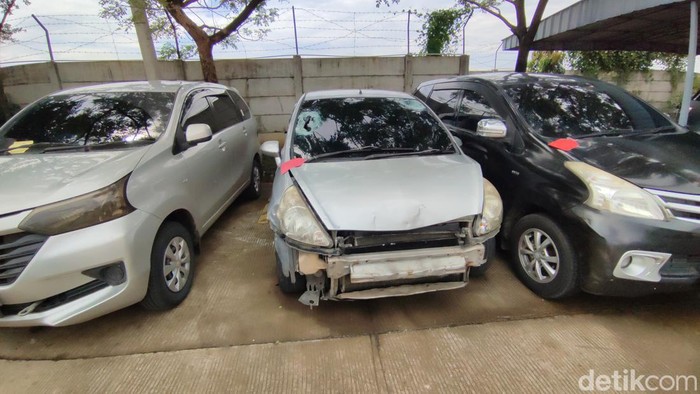 Penampakan mobil viral saat penyergapan.