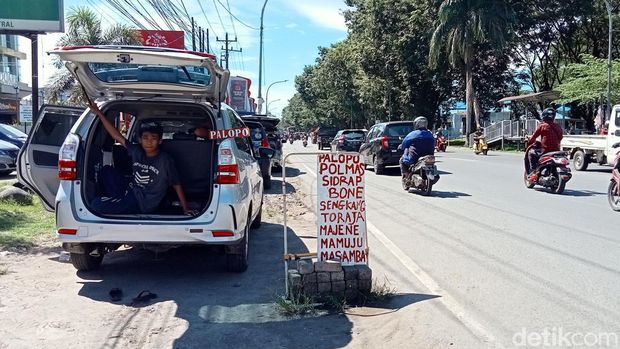 Penampakan sopir menunggu penumpang mudik lebaran di terminal bayangan di Makassar (detikSulsel/Muh Ishak Agus)