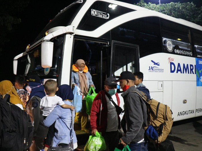 Penumpang mudik gratis tiba di Terminal Tipe A Giri Adipura Wonogiri, Rabu (27/4/2022) malam.