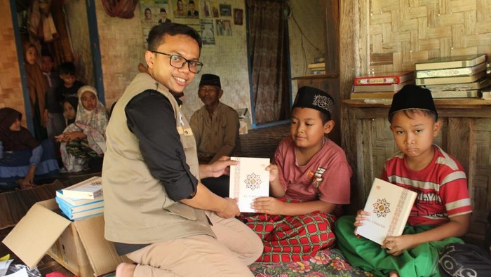 Penyaluran Al-Quran gratis kepada warga di Jabar.