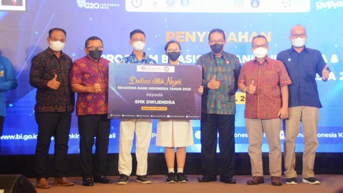 Acara Penyerahan Beasiswa Bank Indonesia dan Jumpa Perdana Generasi Baru Indonesia (GenBI) Tahun 2022 yang diselenggarakan oleh Bank Indonesia secara offline dan online berpusat di Puri Saron Hotel,Seminyak , Badung pada Rabu (24/3/2022) petang.