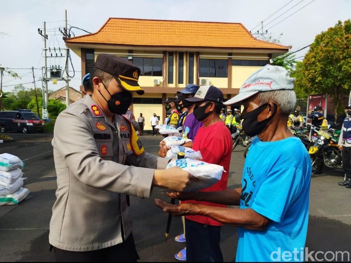 Penyerahan zakat fitrah di Mapolres Bojonegoro