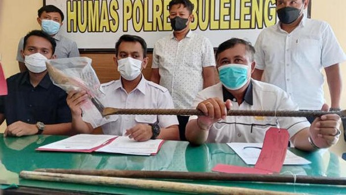 Kasi Humas Polres Buleleng AKP Gede Sumarjaya saat menunjukkan barang bukti linggis yang diamankan dari tersangka.