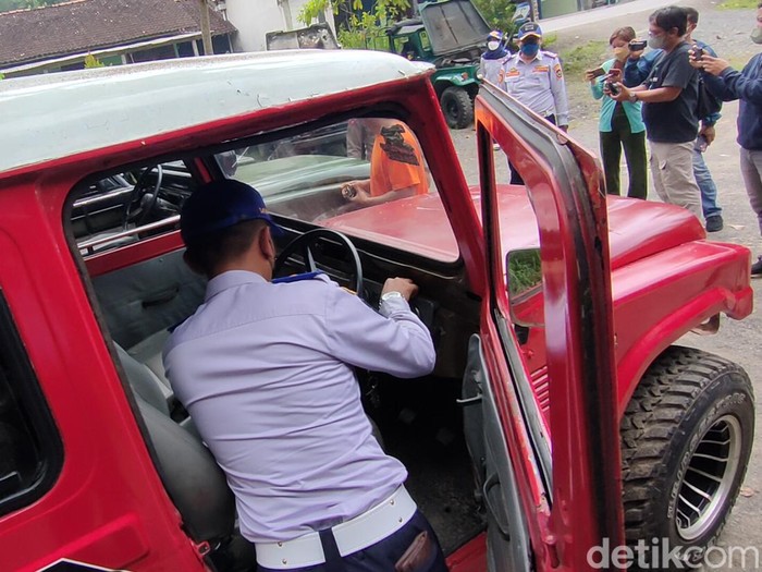 Petugas gabungan mengecek kelaikan armada jeep wisata di Kampung Traveler, Pengasih, Kulon Progo, Kamis (28/4/2022).