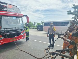Ada Bus Mogok, Lalin di Km 37 Tol Jakarta-Cikampek Macet 2 Km