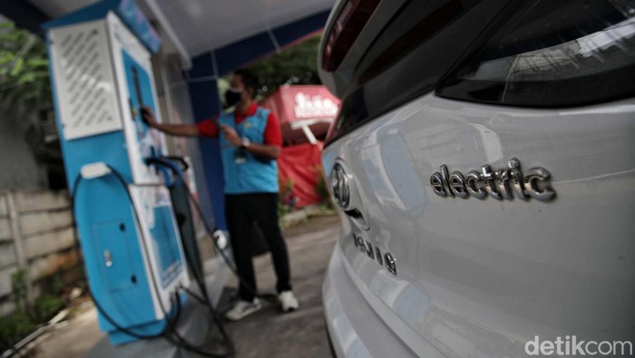 PLN menyiapkan 9 SPKLU di jalur Tol Trans Jawa. Hal ini untuk memfasilitasi para pemudik yang menggunakan kendaraan listrik.