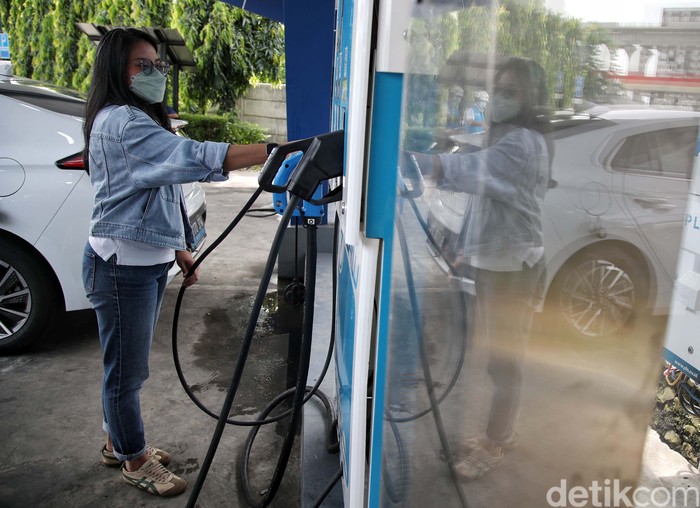 PLN menyiapkan 9 SPKLU di jalur Tol Trans Jawa. Hal ini untuk memfasilitasi para pemudik yang menggunakan kendaraan listrik.