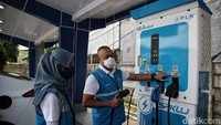 General Manager PLN Unit Induk Distribusi Jakarta Raya Doddy B Pangaribuan dan petugas PLN memeriksa Stasiun Pengisian Kendaraan Listrik Umum (SPKLU) di kawasan Rest Area KM 6, Bekasi, Jawa Barat, Kamis (28/4).