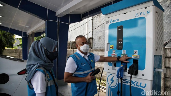 PLN Siapkan 9 SPKLU di Tol Trans Jawa PLN menyiapkan 9 SPKLU di jalur Tol Trans Jawa. Hal ini untuk memfasilitasi para pemudik yang menggunakan kendaraan listrik.
