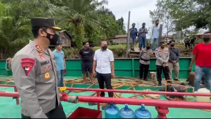 Polda Kaltara membogkar jual beli BBM bersubsidi ilegal di sebuah kapal di Nunukan