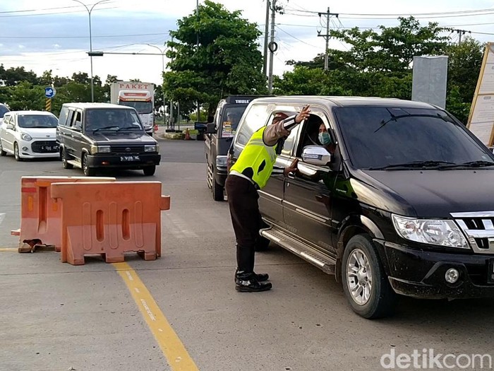 Polisi meminta mobil yang hendak ke arah Jakarta lewat jalan tol untuk putar arah lewat Jalur Pantura, Kamis (28/4/2022) sore.