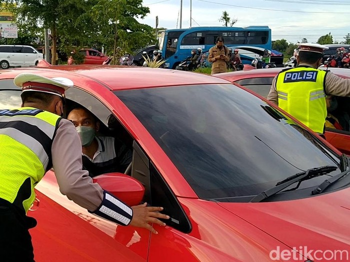 Polisi meminta mobil yang hendak ke arah Jakarta lewat jalan tol untuk putar arah lewat Jalur Pantura, Kamis (28/4/2022) sore.