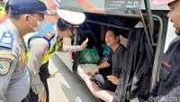 Jangan Nekat Duduk di Bagasi Bus, Pokoknya Jangan!