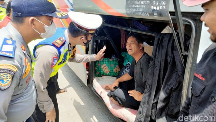 Polisi menemukan ada yang tidur di bagasi barang dalam sebuah bus