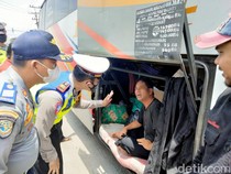Jangan Nekat Duduk di Bagasi Bus, Pokoknya Jangan!