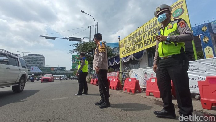 Polisi mengatur lalu lintas di Jalan Ahmad Yani Bekasi dekat Gerbang Tol Bekasi Barat